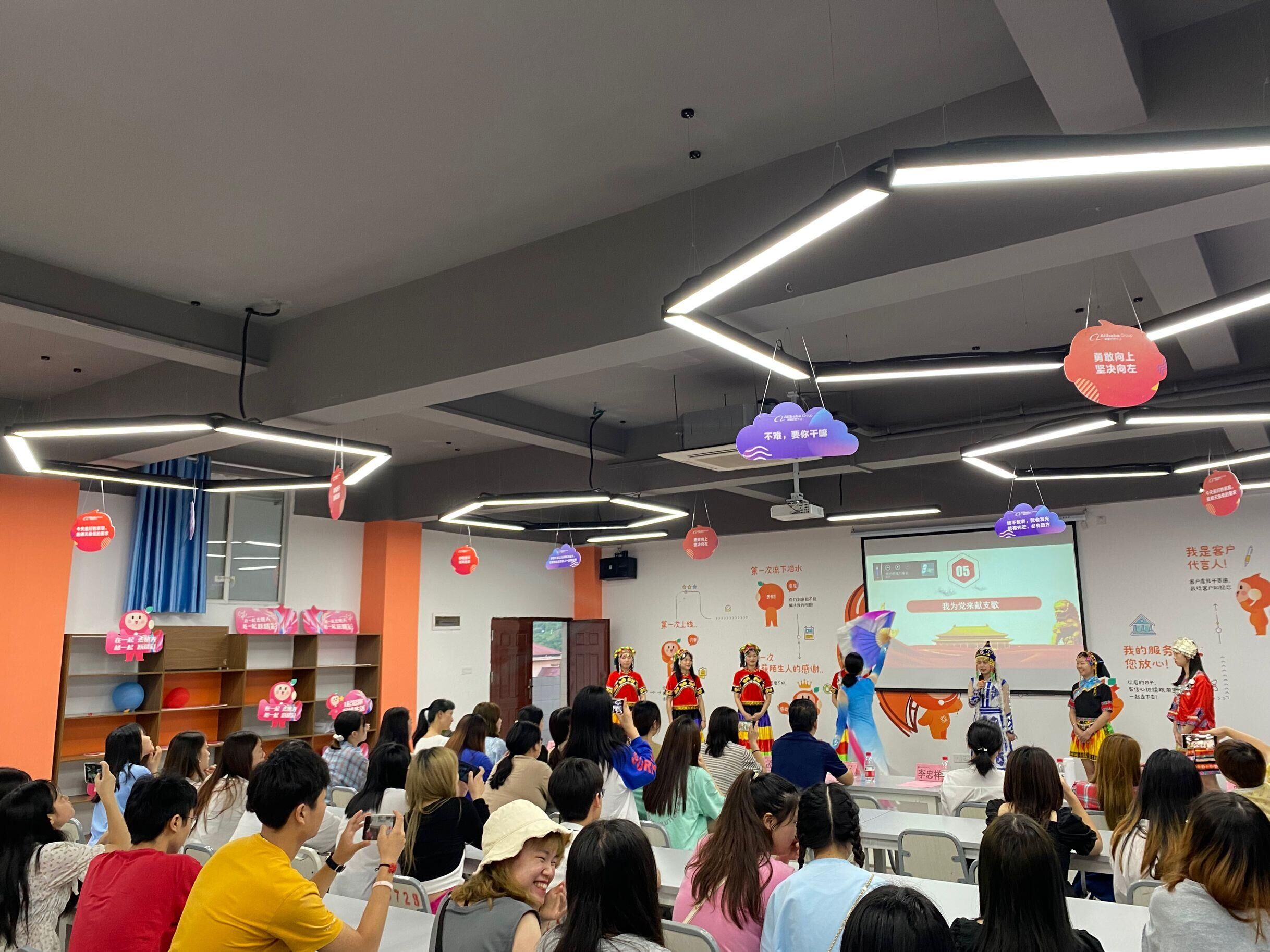 少数名族学生代表舞蹈表演.jpg 少数名族学生代表舞蹈表演.jpg