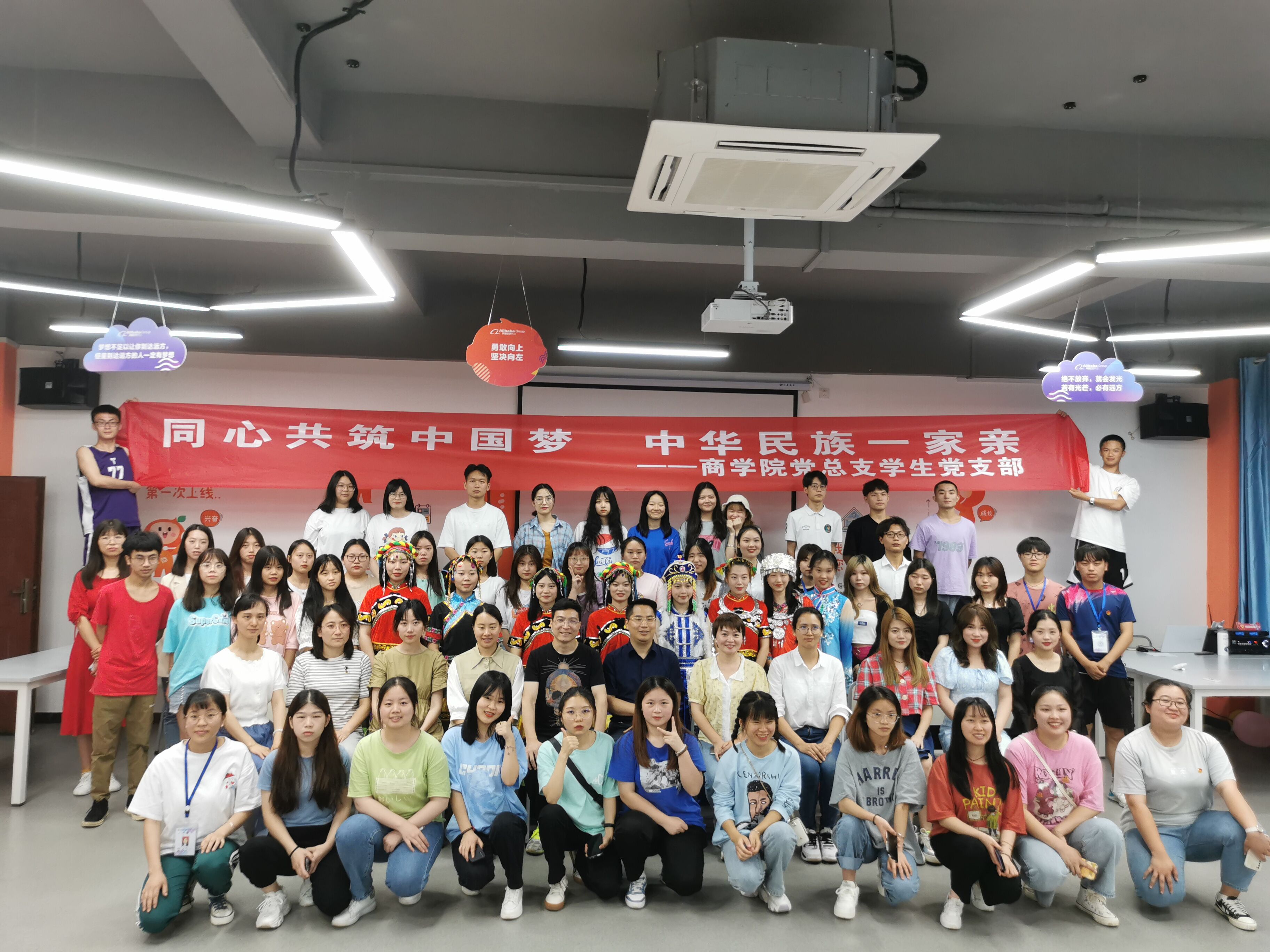 “同心共筑中国梦,中华民族一家亲”合影.jpg “同心共筑中国梦,中华民族一家亲”合影.jpg