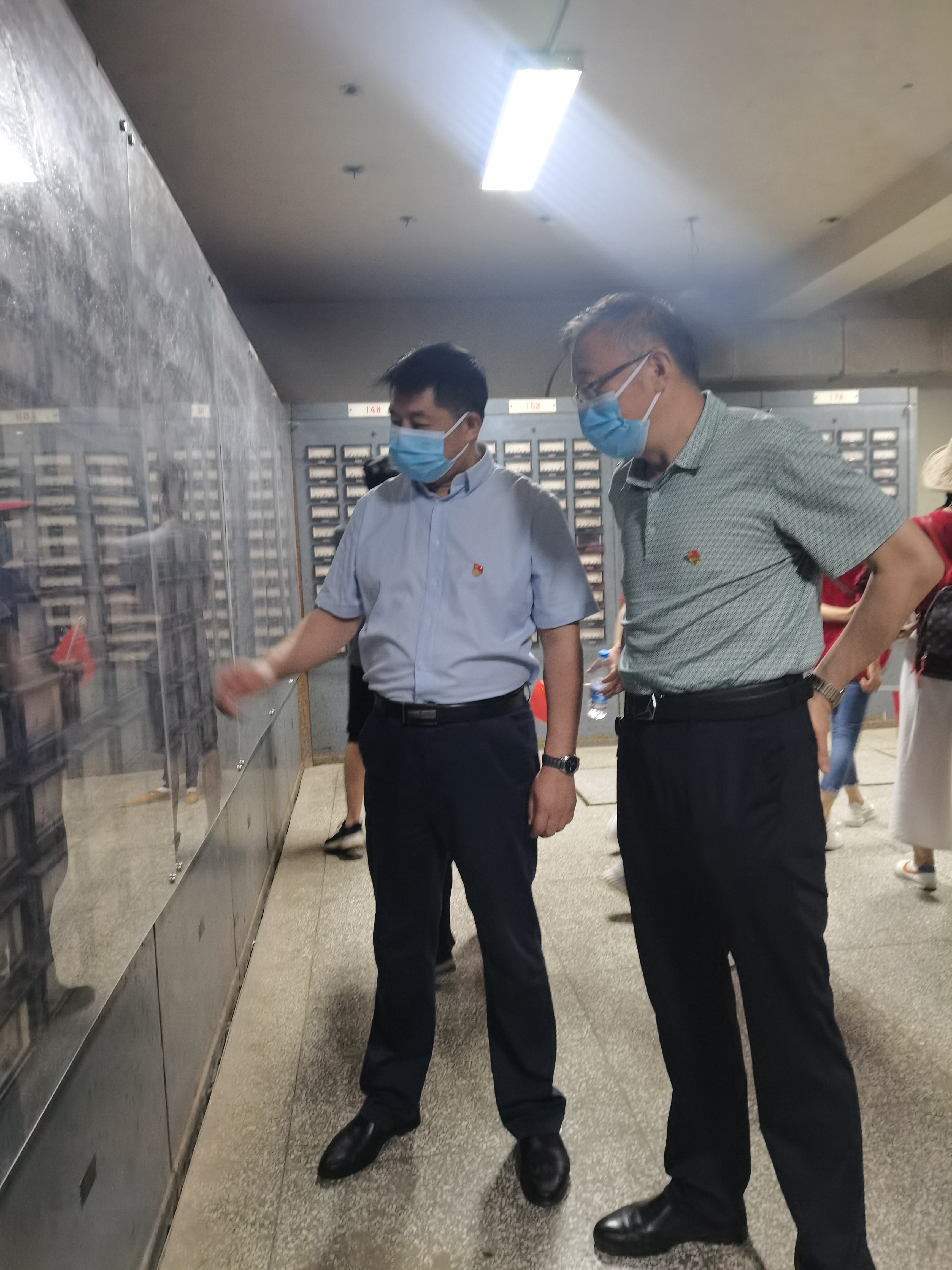 参观816地下核工程仪表室.jpg 参观816地下核工程仪表室.jpg