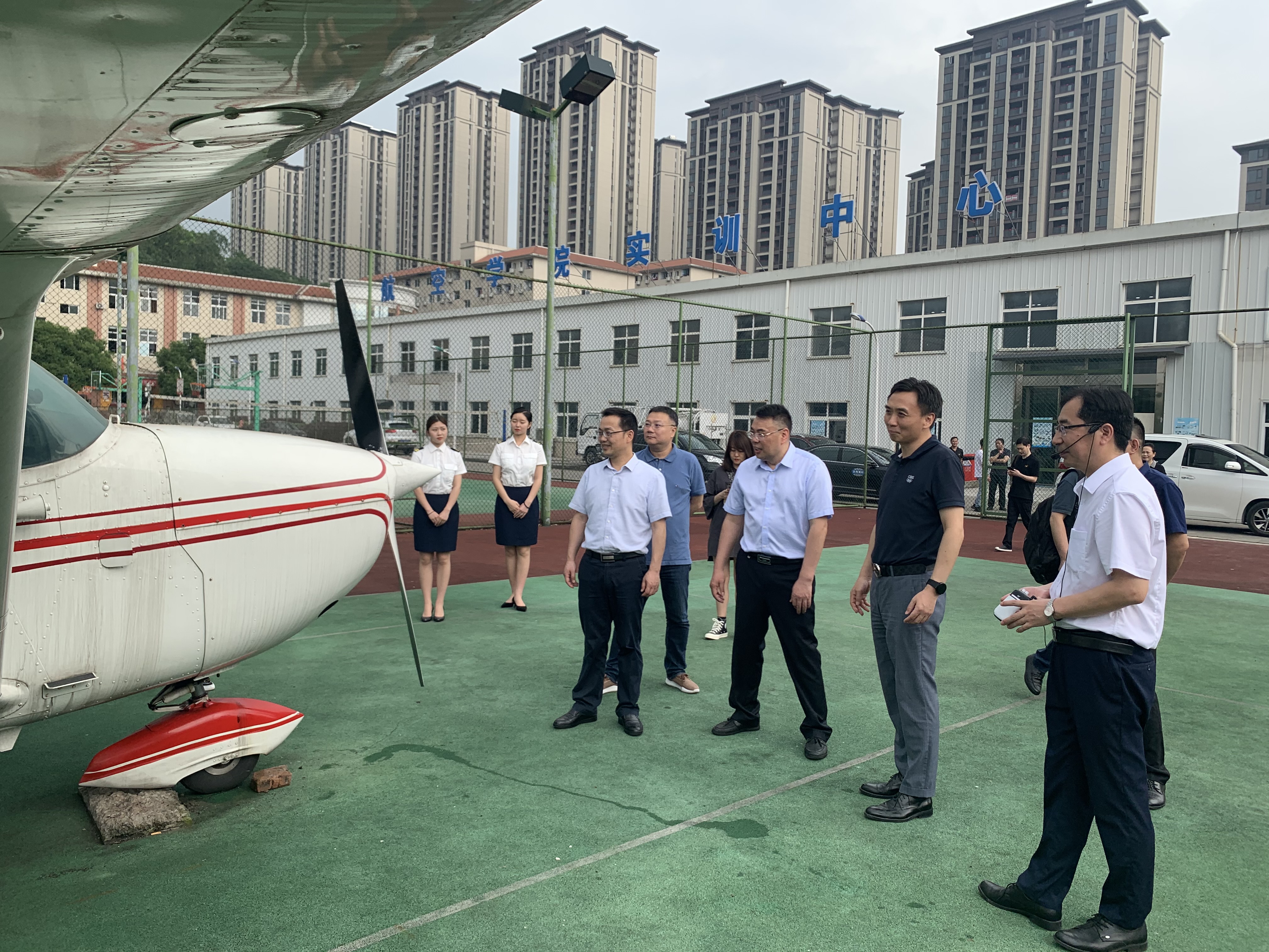 在航空学院实训场地参观.png 在航空学院实训场地参观.png