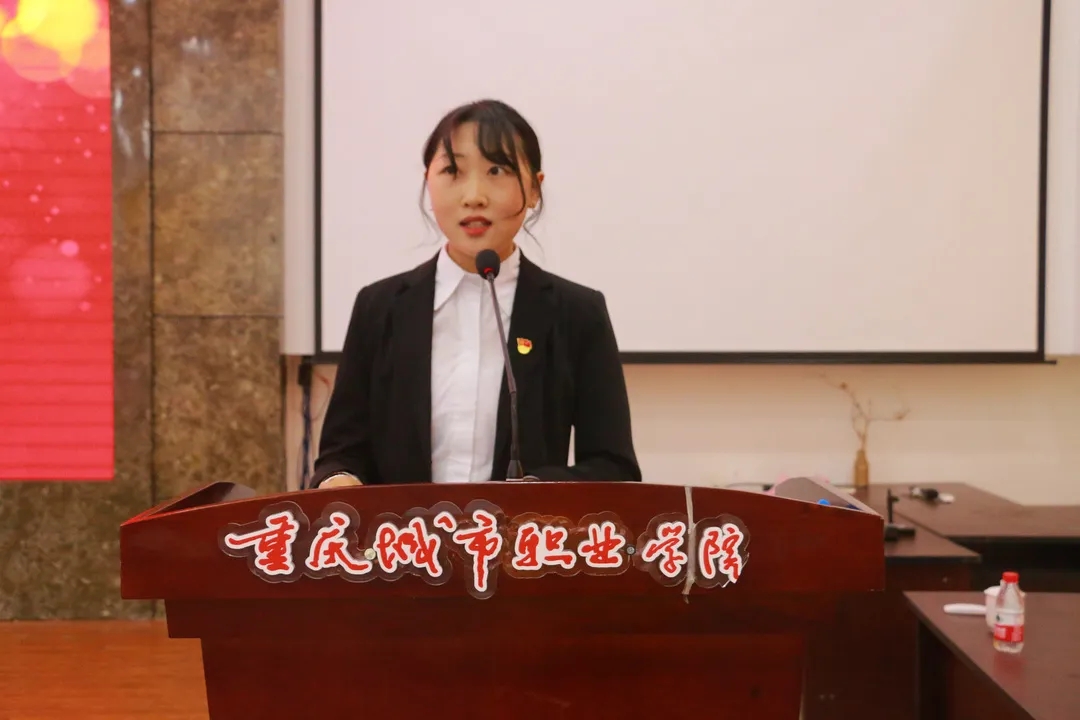 学生代表张焱发言.jpg 学生代表张焱发言.jpg