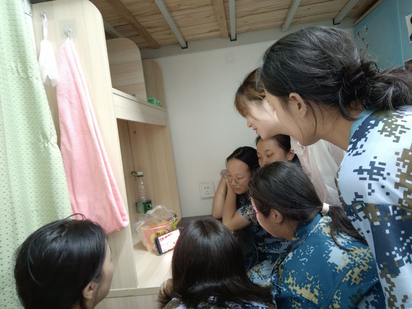 学校正在军训的大一新生在寝室组织观看.jpg