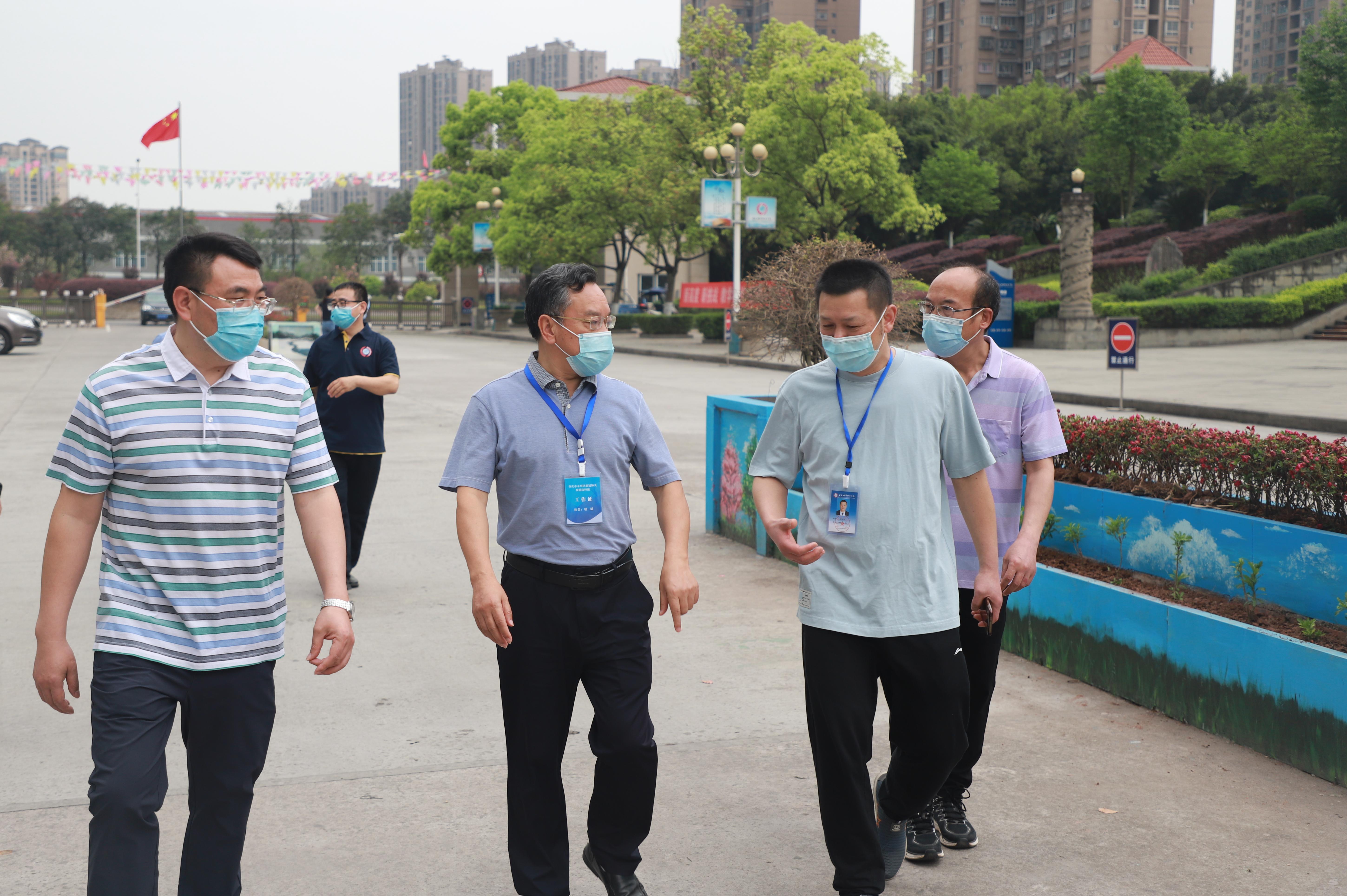唐玉林校长和胡斌巡视员交流疫情防控工作.JPG