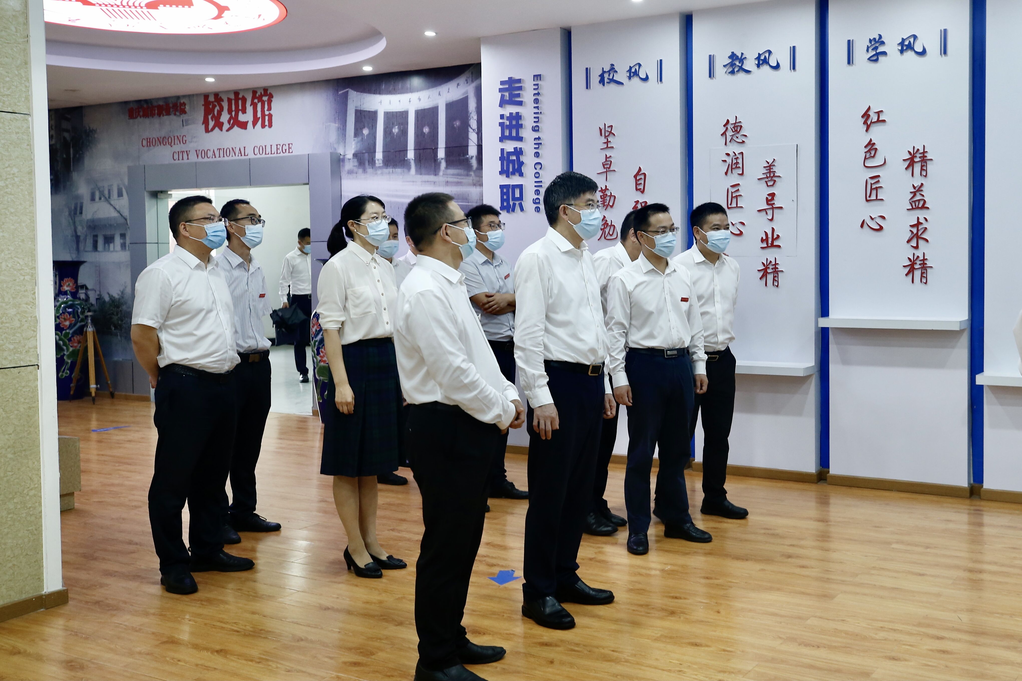 张智奎书记参观校史馆1.jpg 张智奎书记参观校史馆1.jpg