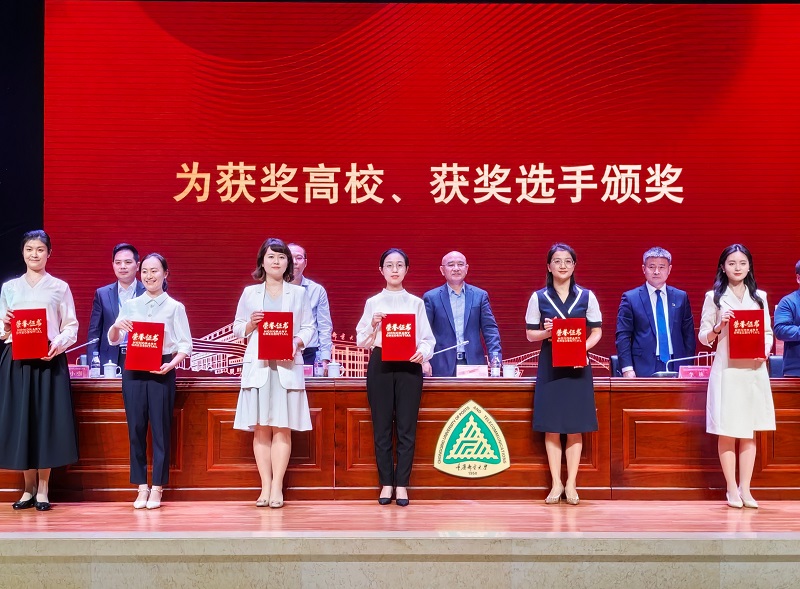 颁奖.jpg 颁奖.jpg